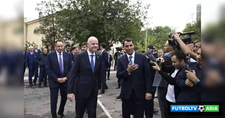 FIFA prezidenti Janni Infantino 90-maktabdagi yangi futbol maydonining ochilishida ishtirok etdi
