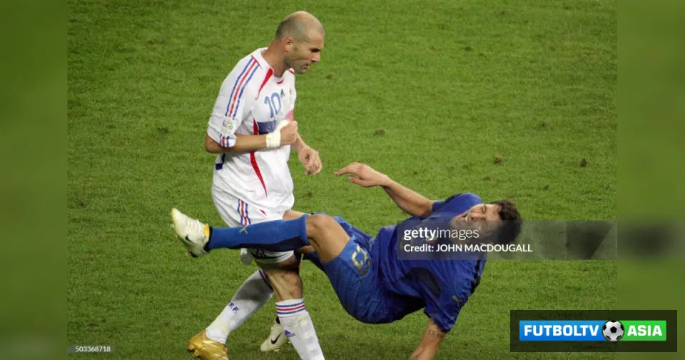 Zidan Millatlar ligasidagi Fransiya - Italiya o'yini oldidan Materacciga 2006 yilda bergan kalla zarbasini esladi